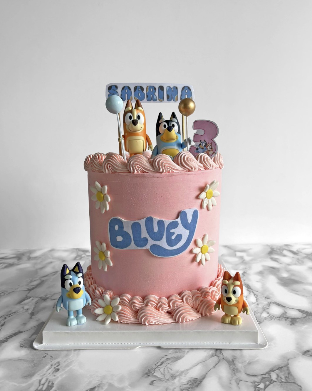 Gâteau d'anniversaire rose thème Bluey pour les 3 ans de Sabrina