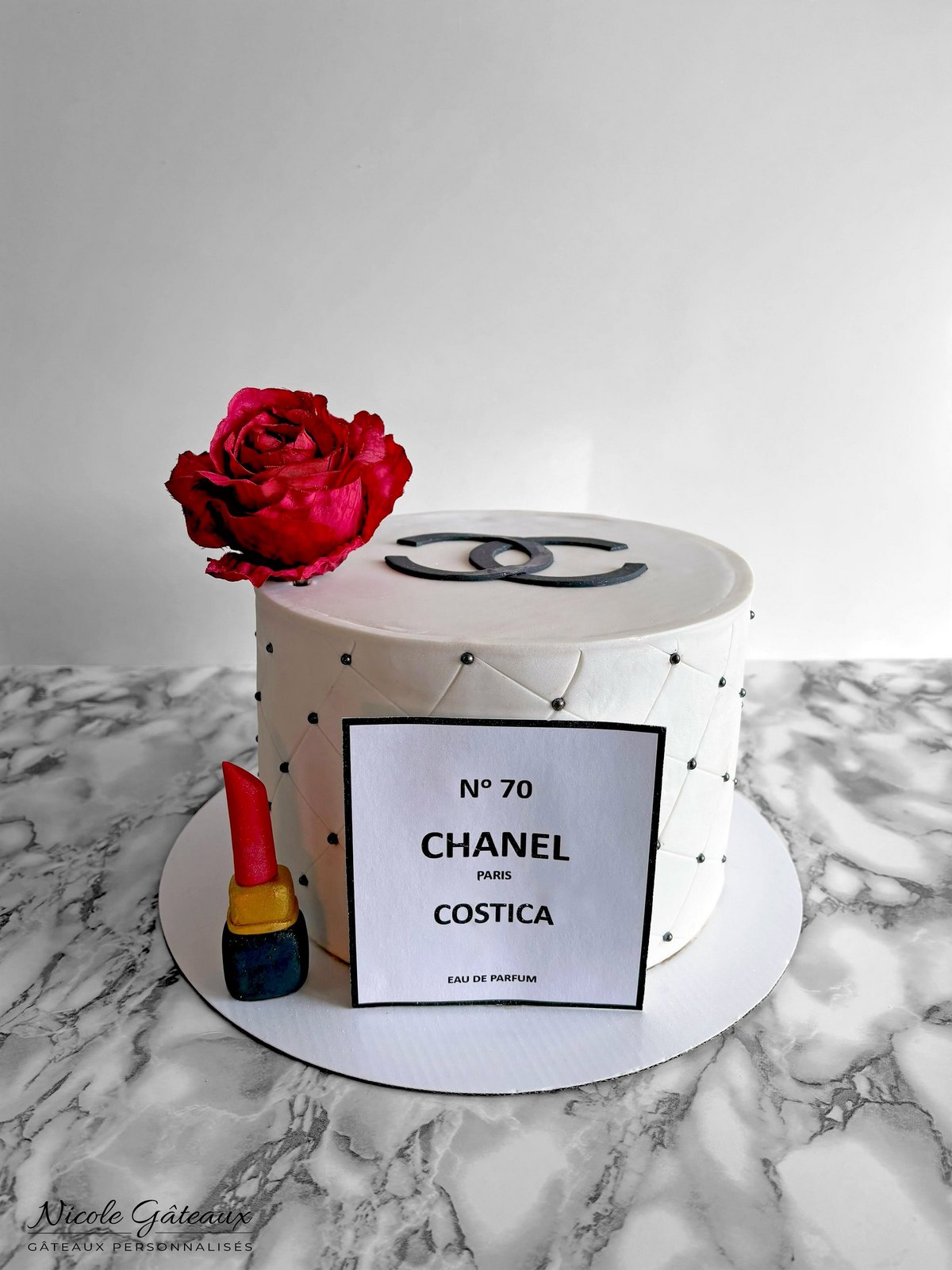 Gâteau blanc matelassé thème Chanel avec rose rouge, pour Costica