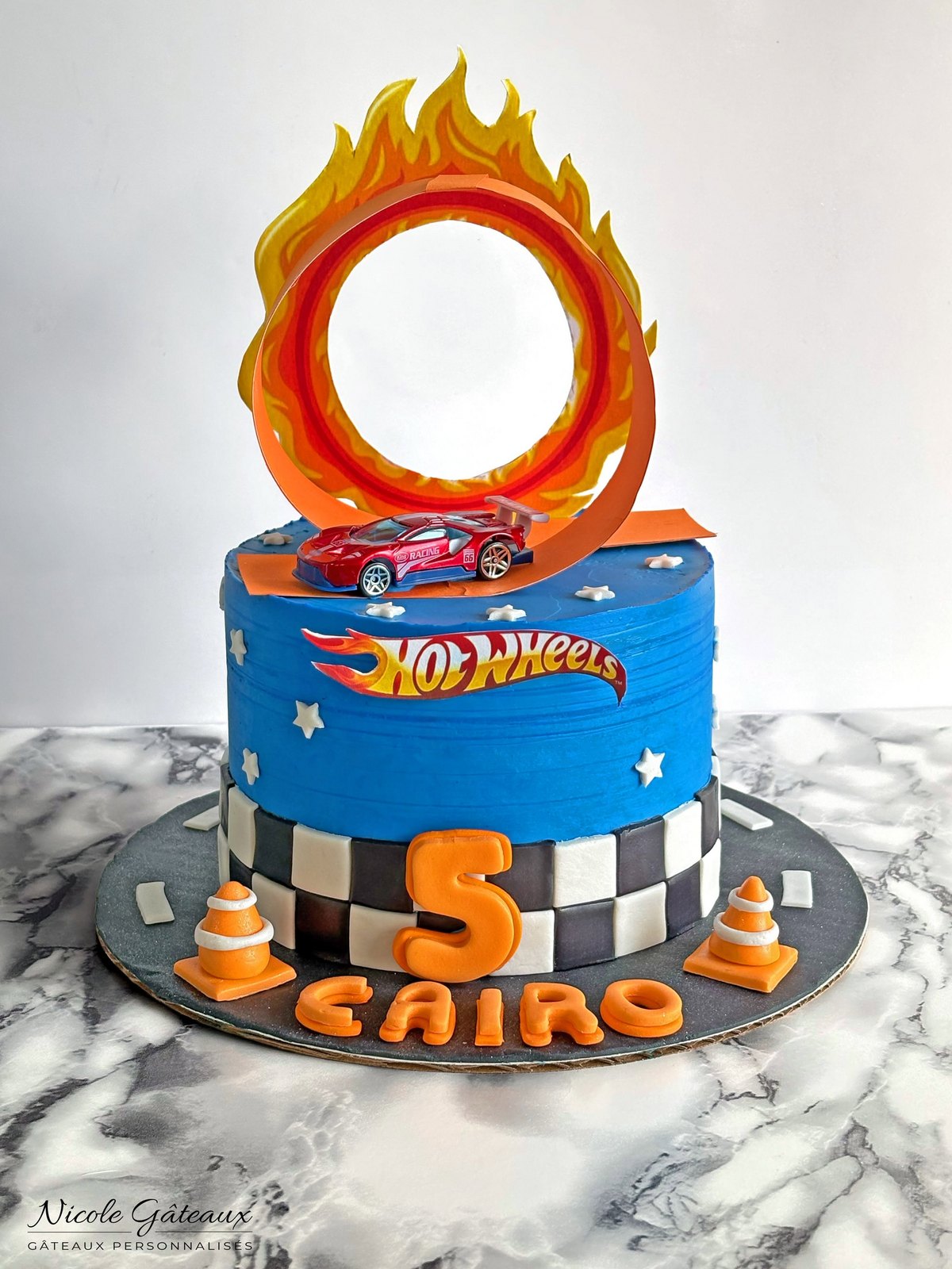 Gâteau Hot Wheels avec looping de feu, 5 ans de Cairo