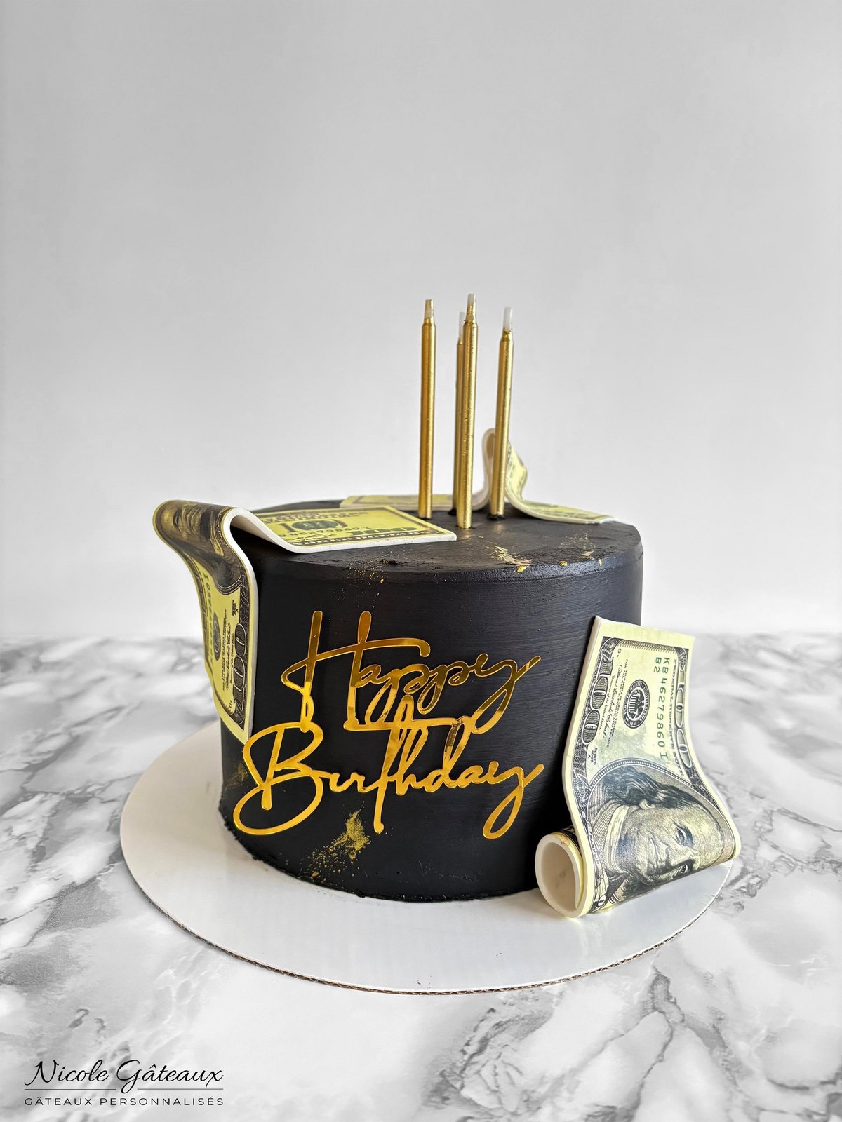 Gâteau noir et or « Happy Birthday » décoré de billets